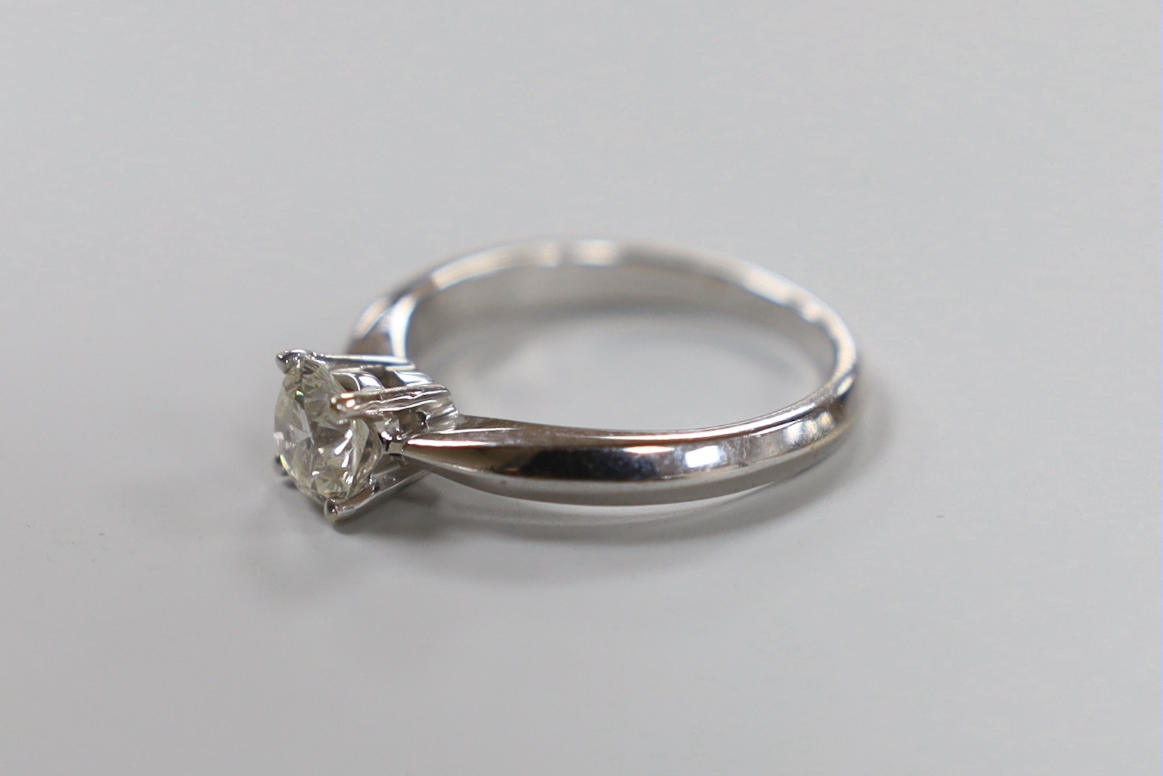 A modern 750 white metal and solitaire diamond ring, size M, gross weight 3.7 grams